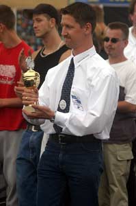Alexander Hertter zeigt seinen Pokal