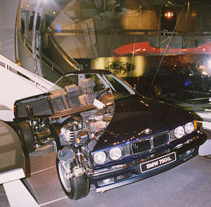 quer durchschnittener BMW 750iL im BMW Museum in M�nchen