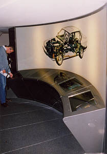Video-Monitore mit Infos zum BMW 7er im BMW Museum M�nchen