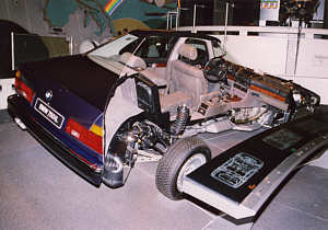 quer durchschnittener BMW 750iL im BMW Museum in Mnchen