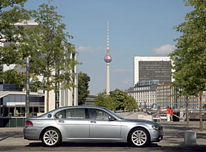 BMW Hydrogen 7 in Berlin. Hier kann bereits Wasserstoff getankt werden.