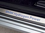 BMW Hydrogen 7, beleuchteter Schriftzug im Trrahmen