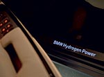 BMW Hydrogen 7, beleuchteter Schriftzug im Trrahmen