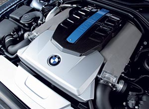 bivalenter V12-Motor für Wasserstoff- und Benzinbetrieb