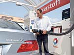 BMW Hydrogen 7 beim Tanken an einer Wasserstoff-Tankstelle in Berlin