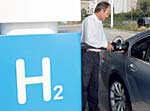BMW Hydrogen 7 wird betankt an einer Wasserstoff-Tankstelle der CEP in Berlin