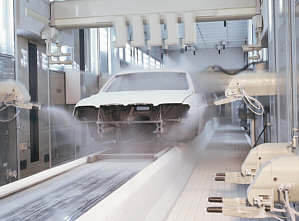 automatischer Auftrag von Pulverklarlack in der 7er (E65) Fertigung im BMW-Werk Dingolfing