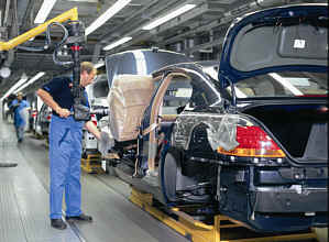 Einbau der Sitze mittels Helferger�t im BMW-Werk Dingolfing