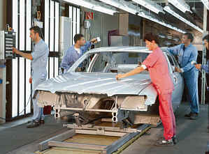 Qualittsprfung der lackierten 7er (E65) Karosserie im BMW-Werk Dingolfing