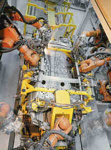 Vollautomatische Robotorstation verklebt und verschweit den Seitenrahmen des 7er BMW (E65) mit dem Karosseriegerippe im Werk Dingolfing