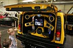 Humer mit Videospiel-Konsole im Kofferraum