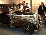 Politur eines Mercedes W187 auf der Techno Classica 2005