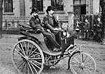 Der Patent-Motorwagens im Jahre 1887, eine Weiterentwicklung des ersten Motorwagens von 1886. Am Steuer Karl Benz, neben ihm sein kaufm�nnischer Mitarbeiter Josef Brecht.