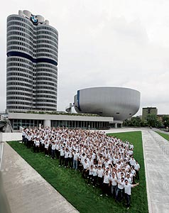 BMW Auszubildende bei der Er�ffnung des BMW Museums