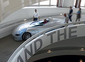 Einfahrt des BMW H2R Rekordfahrzeugs ber die Rampe in das BMW Museum Mnchen