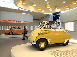 BMW Isetta 250 und BMW 2002 ti im BMW Museum München