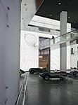 BMW Roadster im Central Space vor laufender LED Bespielung