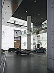 BMW Roadster im Central Space vor laufender LED Bespielung