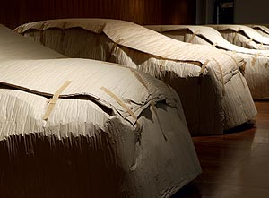 verh�llte Fahrzeuge vor der Er�ffnung des BMW Museums