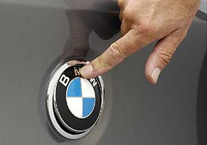 Kofferraumschlo unter dem BMW-Emblem