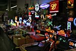Verkaufsstand von Neon-Bildern auf der Essener Motorshow 2003