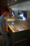 im BMW Messe-Pavillon konnten Leichtbau-Materialien getastet werden