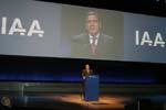 Bundeskanzler Gerhard Schrder bei seiner IAA-Erffnungsrede