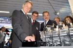 Bundeswirtschaftsminister Wolfgang Clement auf der IAA 2003