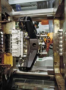 BMW Werk Landshut, Magnesium-Aluminium-Verbundkurbelgehuse, automatische Entnahme aus Druckgiemaschine