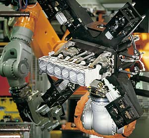 BMW Werk Landshut, Fertigung des Verbundkurbelgehuses, Aluminium-Insert auf Werkzeugvorrichtung