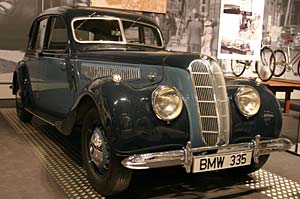 BMW 335 Limousine auf der Techno Classica 2004 in Essen
