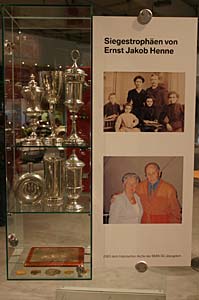 Siegestroph�en von Ernst Jakob Henne auf der Techno Classica 2004