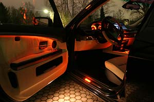 rotes Innenraumlicht auch in den Tren des BMW 760Li Individual