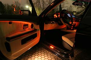 rotes Innenraumlicht auch in den T�ren des BMW 760Li Individual
