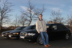 Christian zwischen den 7er-BMWs