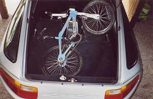 BMX-Rad im Porsche 928 Kofferraum