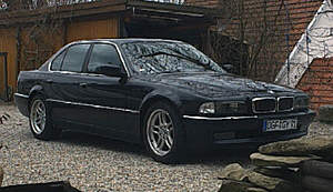 Vorder-/Seitenansicht des BMW 730i (E38) von Uwe
